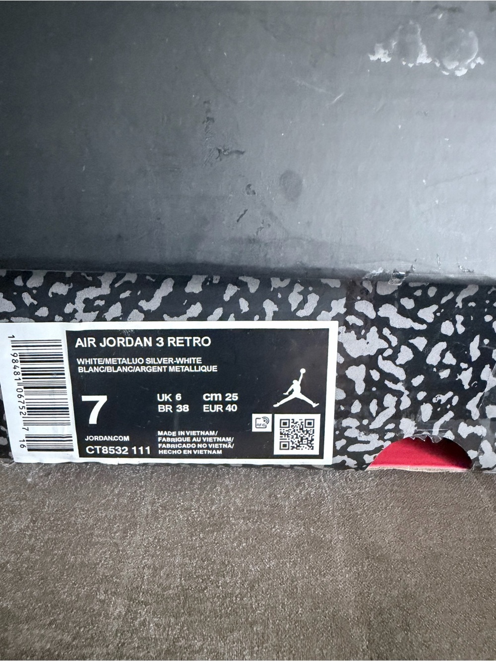 Nike White Low-Top Sneakers with Subtle Gray Accents - Picture 5 of 5
